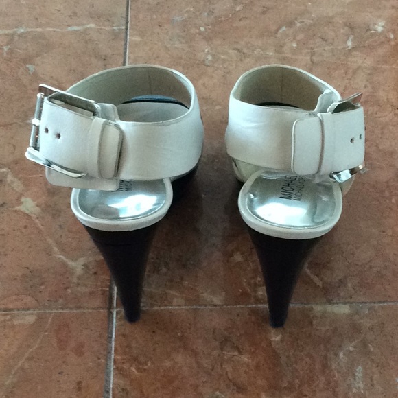 Michael Kors Black and White Sandel - Picture 3 of 6